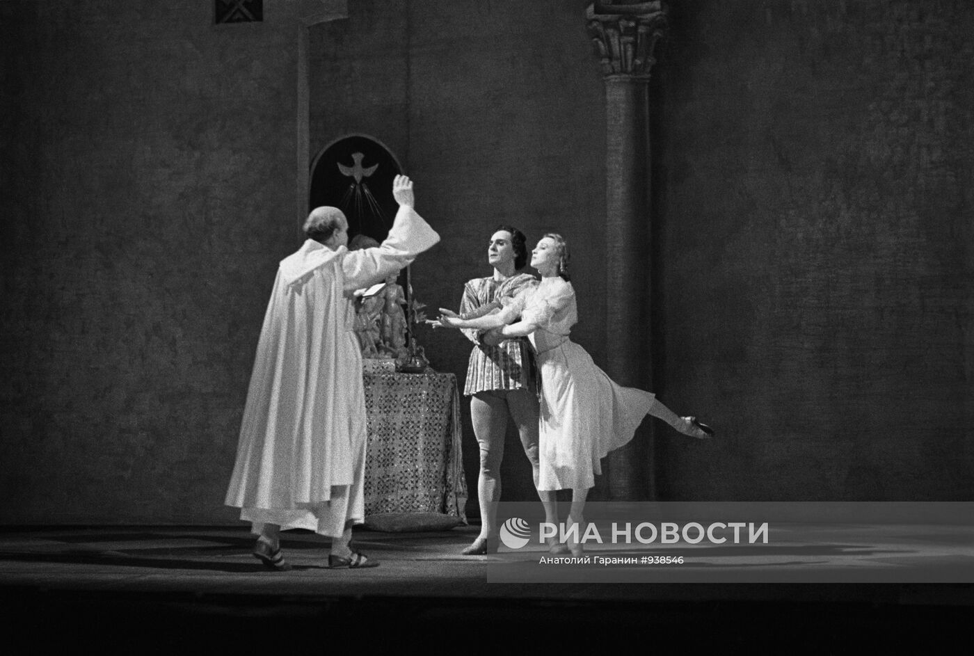 Артисты балета Г. Уланова и К. Сергеев