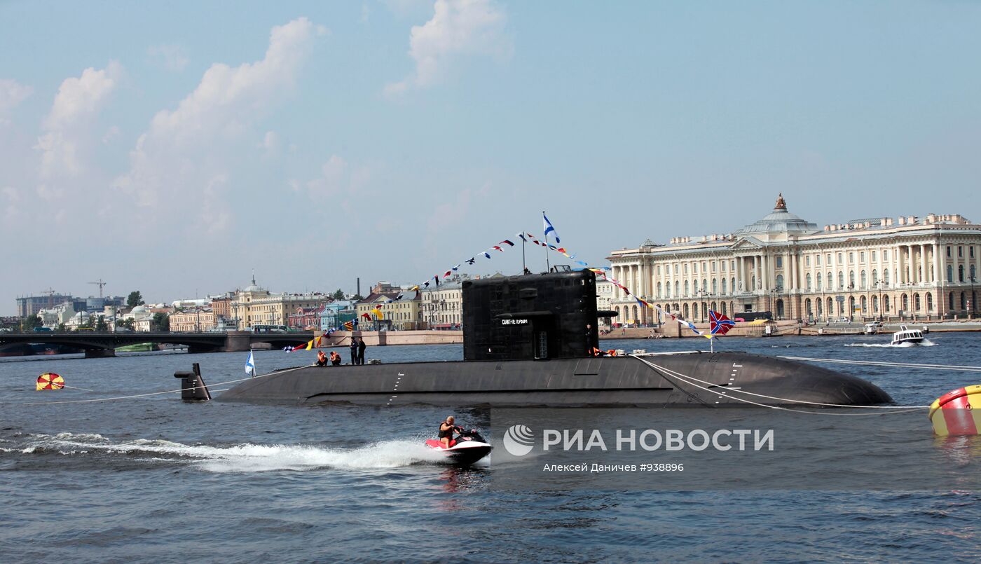 Прибытие в Петербург военных кораблей для участия в Дне ВМФ