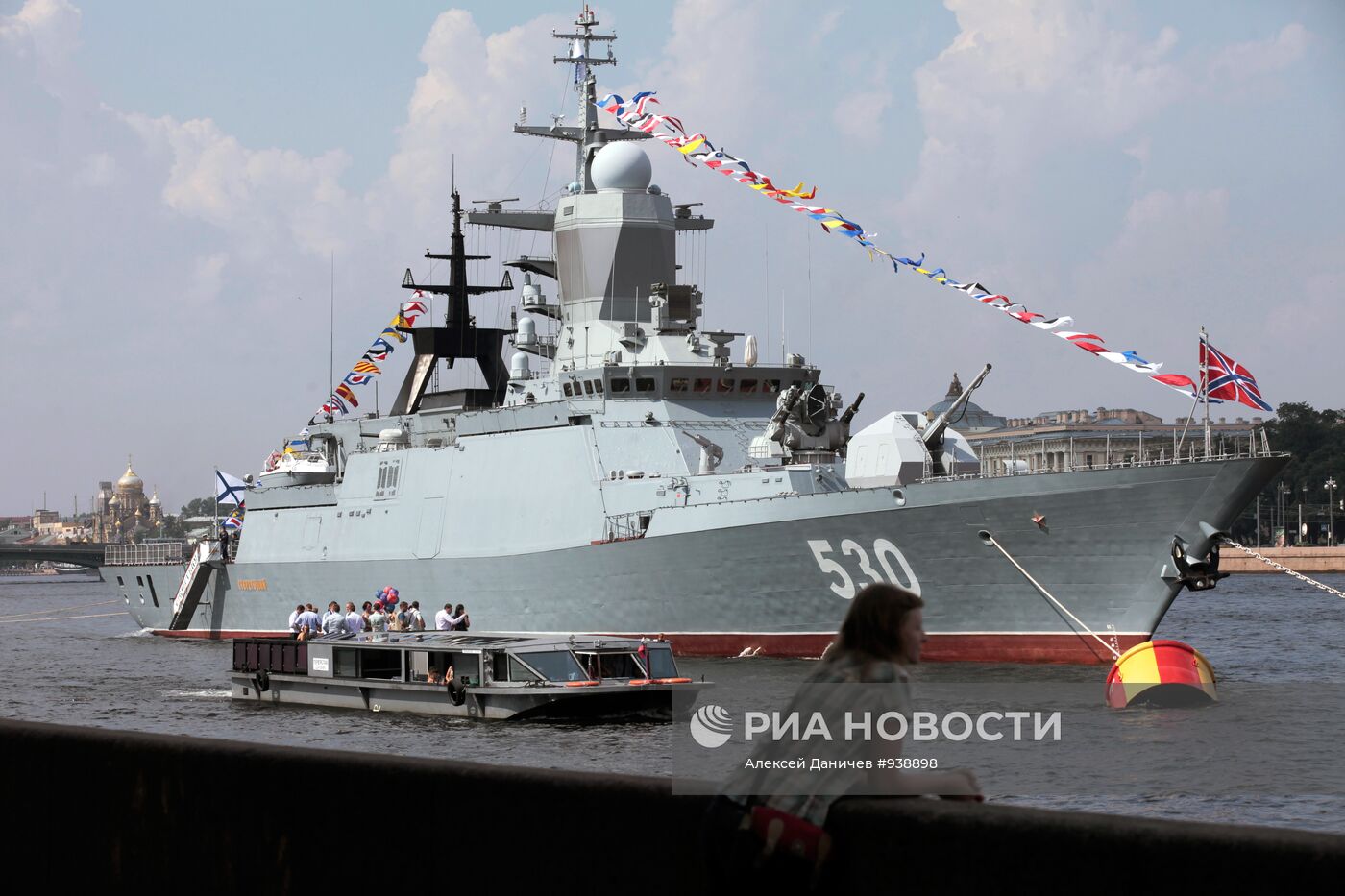 Прибытие в Петербург военных кораблей для участия в Дне ВМФ