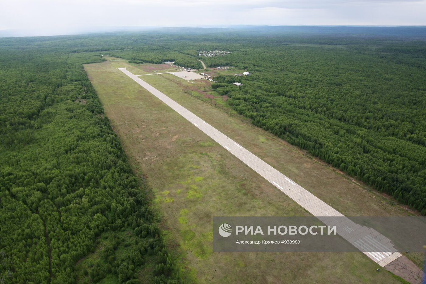 Вид на взлетно-посадочную полосу аэропорта города Кодинска