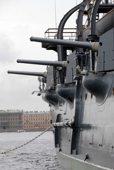 Крейсер "Аврора" на вечной стоянке у Петровской набережной Невы