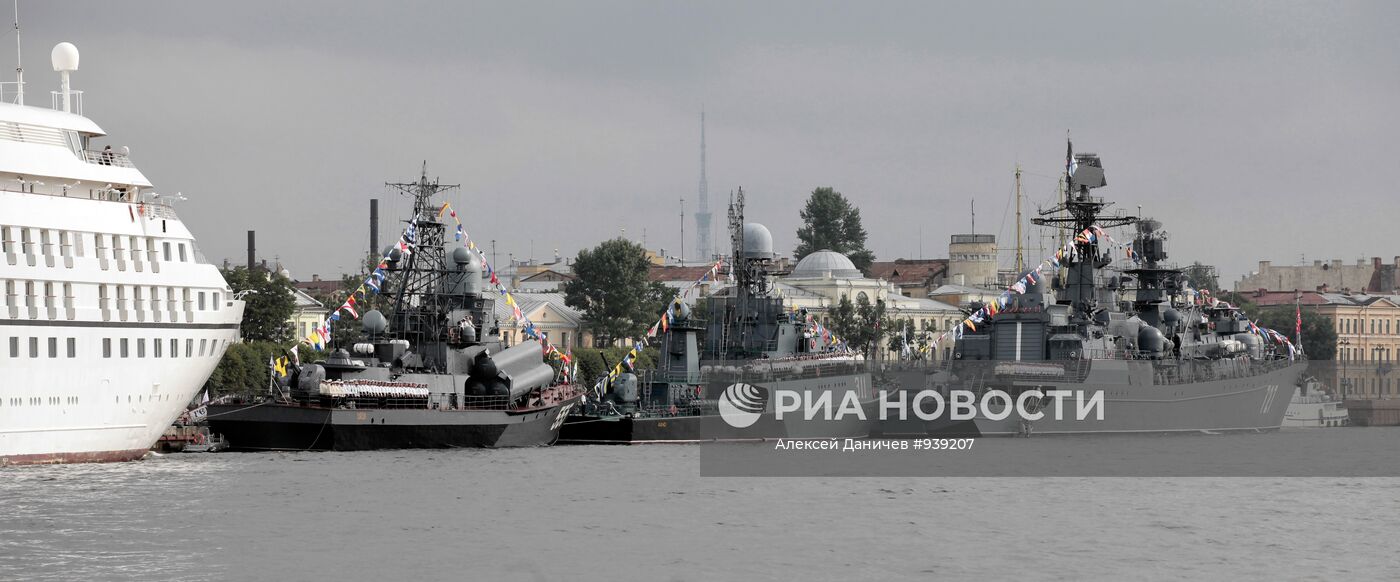 Репетиция военного парада в честь Дня ВМФ в Санкт-Петербурге