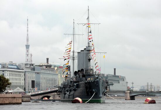 Крейсер "Аврора" на вечной стоянке у Петровской набережной Невы