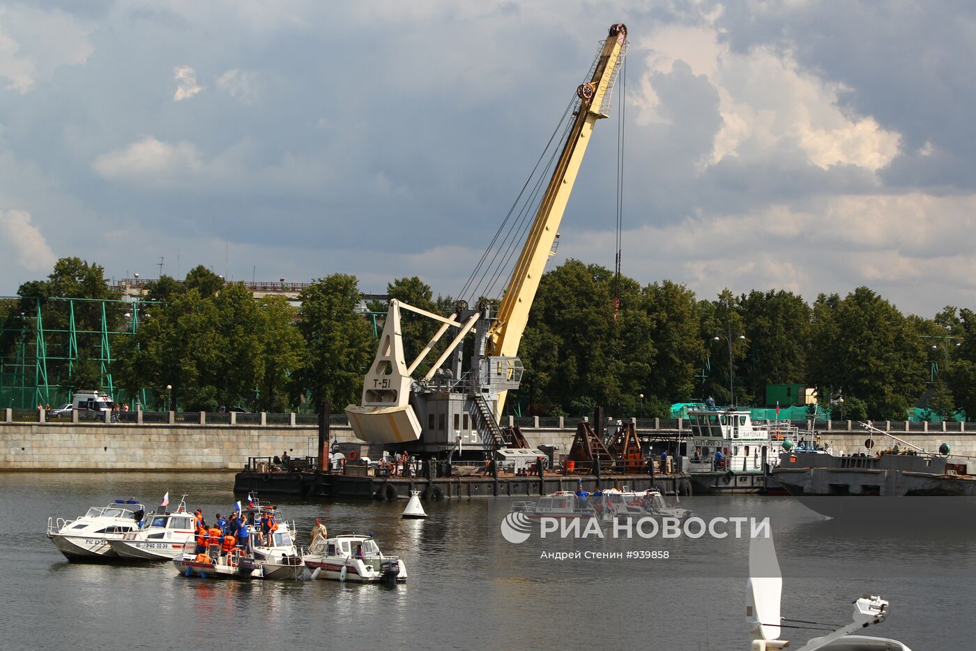 Крушение катера на Москве-реке