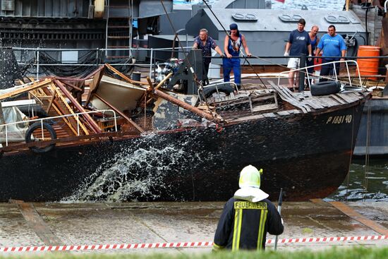 Подъем затонувшего катера на Москве-реке