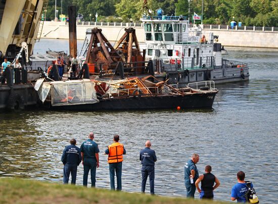 Подъем затонувшего катера на Москве-реке