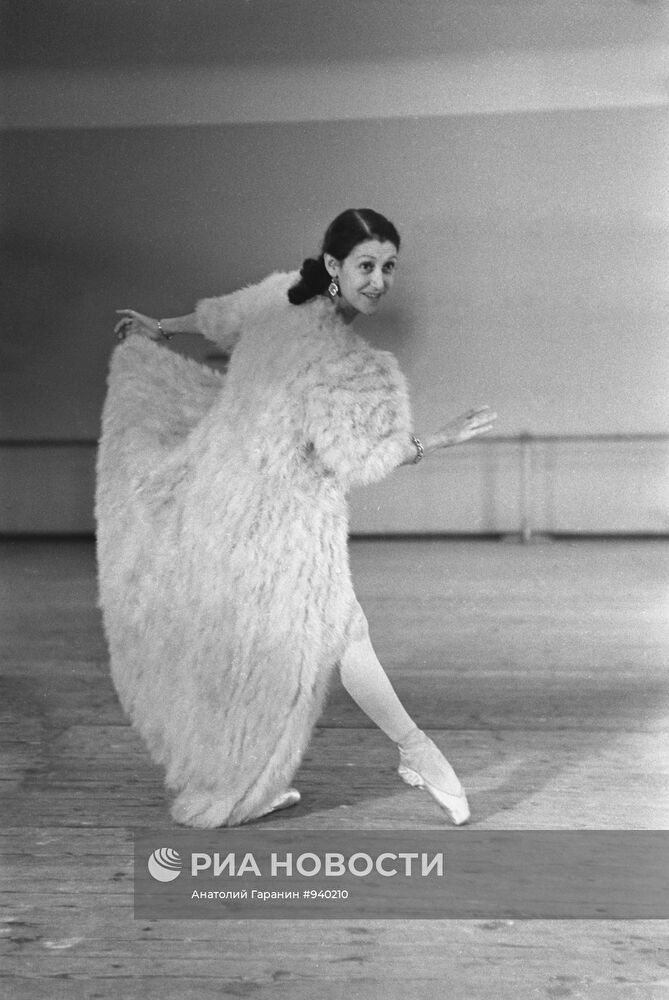Советская балерина Суламифь Мессерер