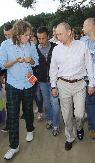 Посещение В.Путиным молодежного форума "Селигер-2011"