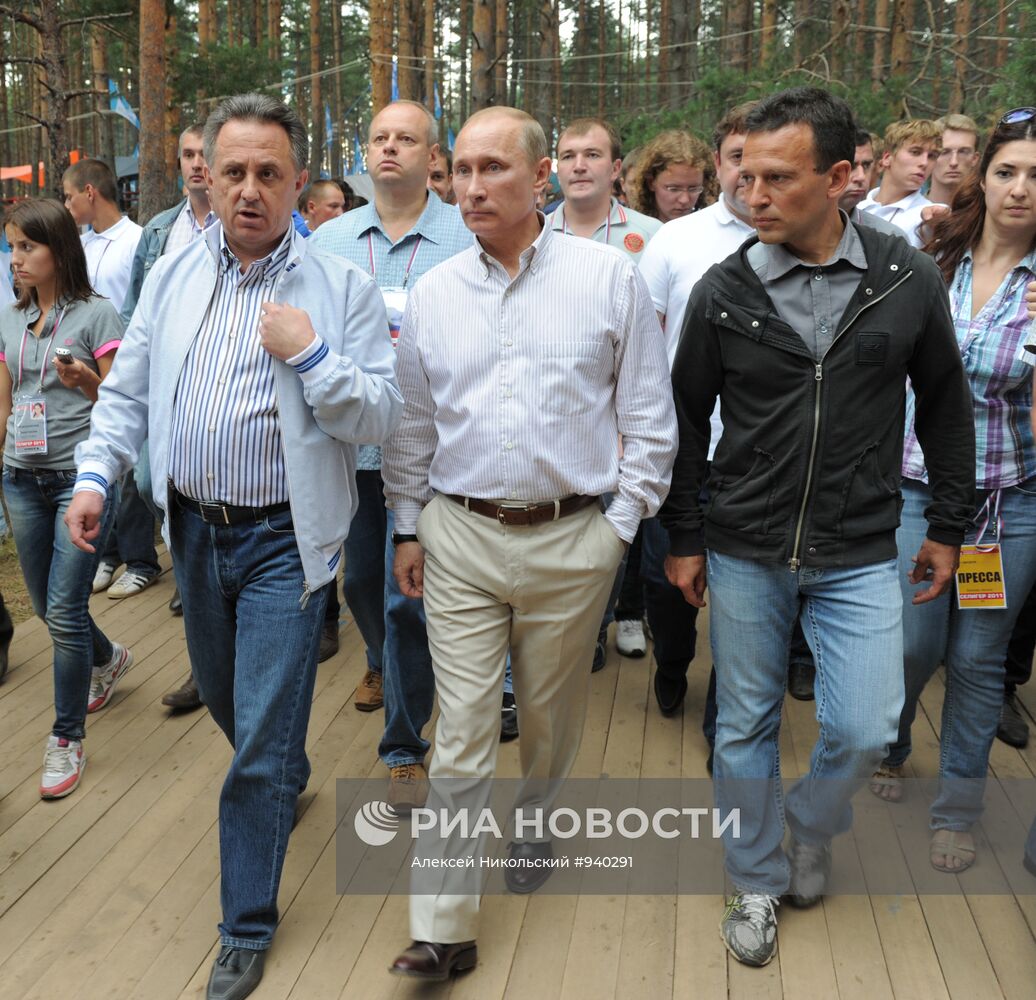 Посещение В. Путиным молодежного форума "Селигер-2011"