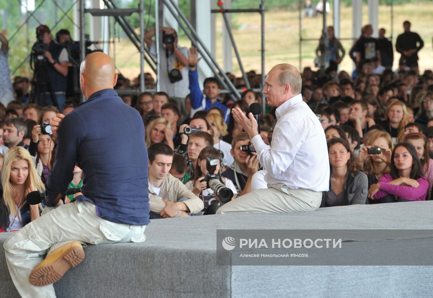 Посещение В. Путиным молодежного форума "Селигер-2011"