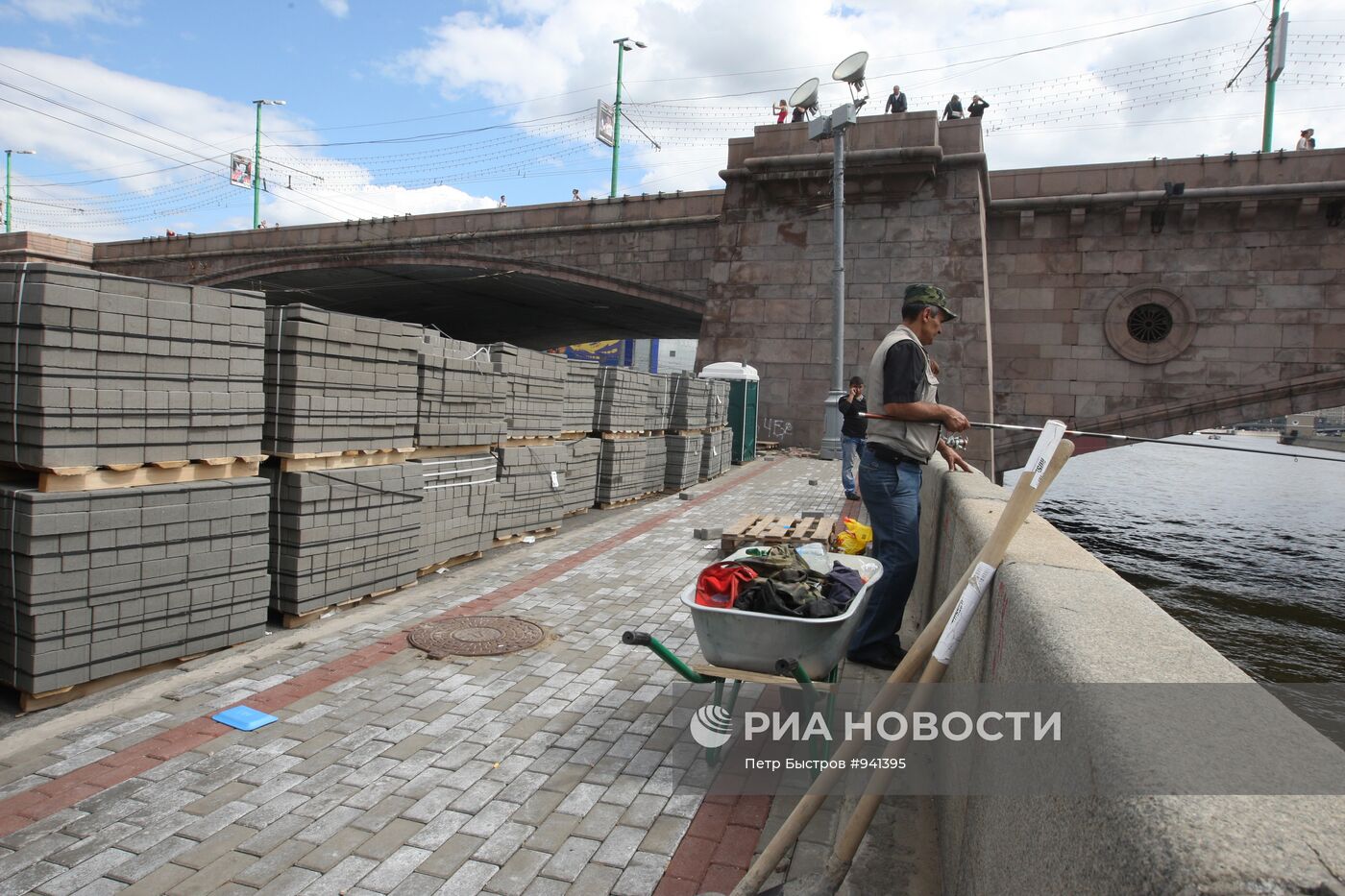 На Кремлевской набережной в Москве перекладывают плитку