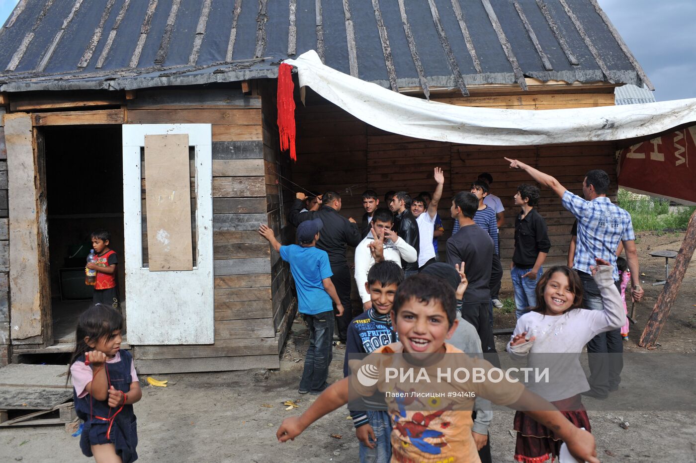 Табор молдавских цыган на окраине строящегося Заречного микрорай