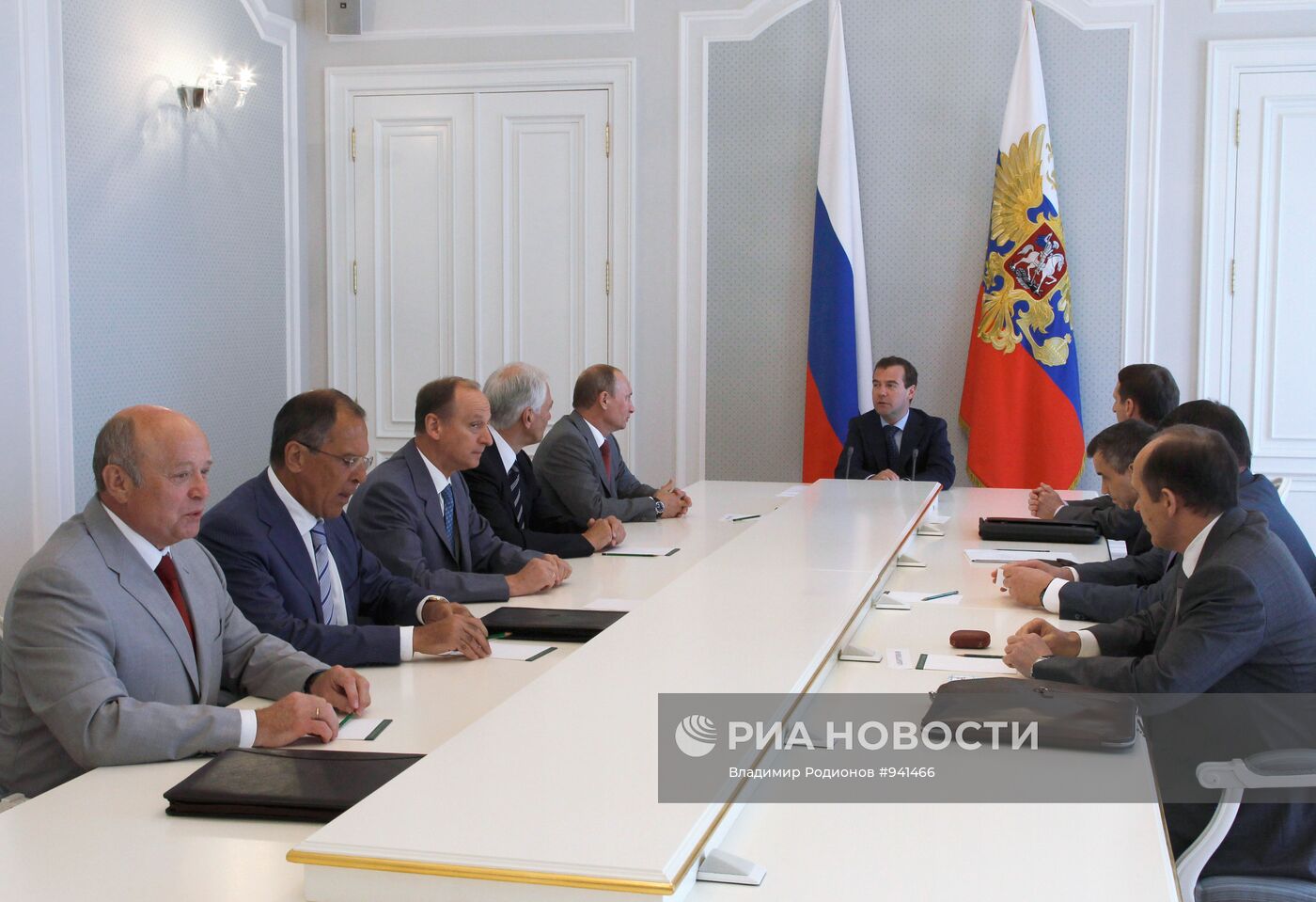 Д. Медведев проводит заседание Совета безопасности РФ