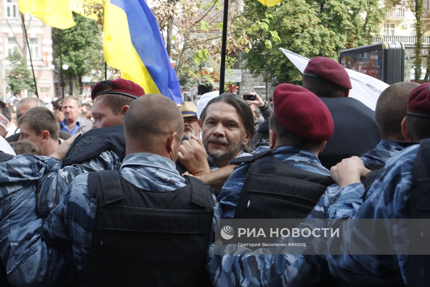 Столкновения бойцов "Беркута" и сторонников Юлии Тимошенко