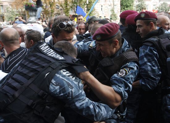 Столкновения бойцов "Беркута" и сторонников Юлии Тимошенко