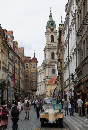 На улице Мостечка в Праге