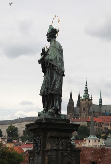 Статуя святого Яна Непомуцкого на Карловом мосту в Праге