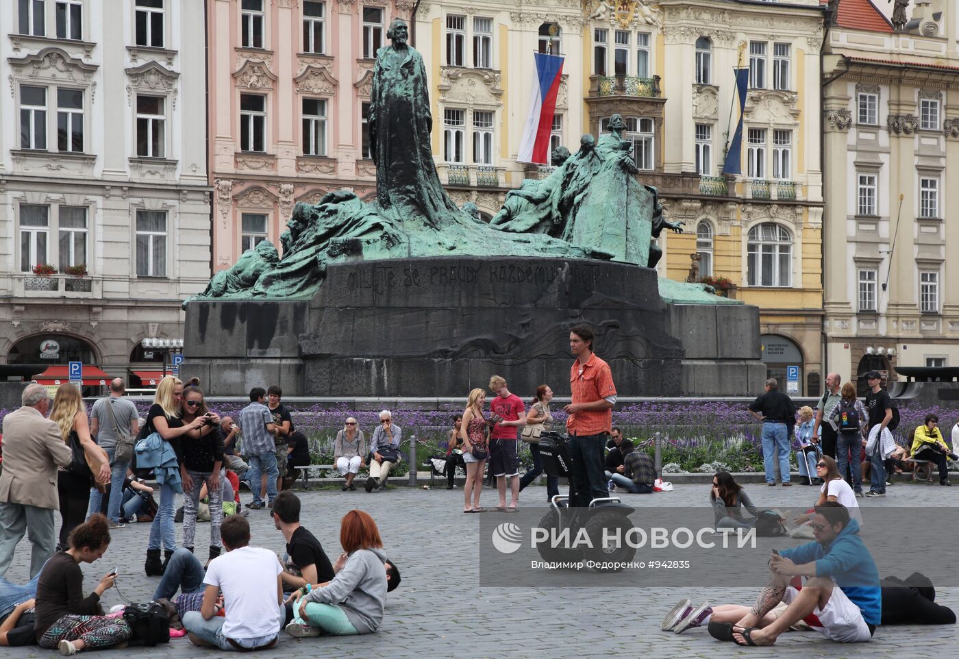 У памятника Яну Гусу на Староместской площади в Праге