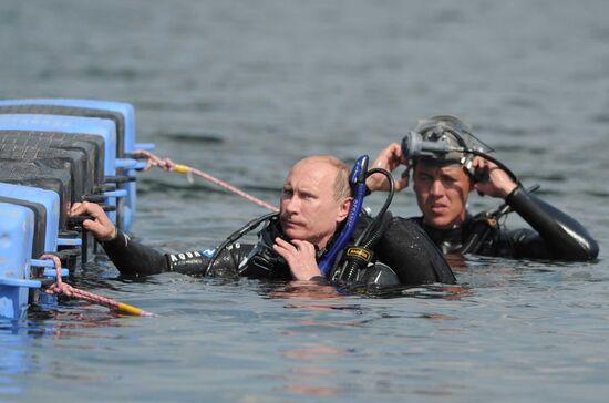 В.Путин погрузился с аквалангом на дно Таманского залива