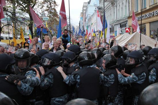 Сторонники Юлии Тимошенко у здания Печерского суда в Киеве