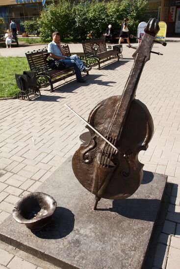 Памятник "Волшебная виолончель" установлен в Иркутске