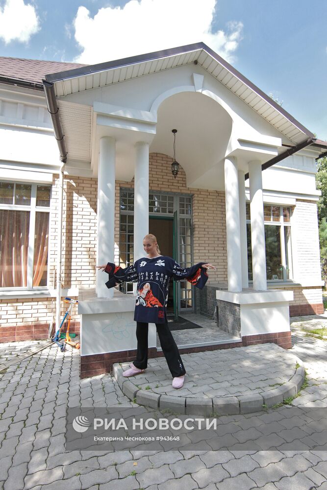 Балерина Анастасия Волочкова в своем доме