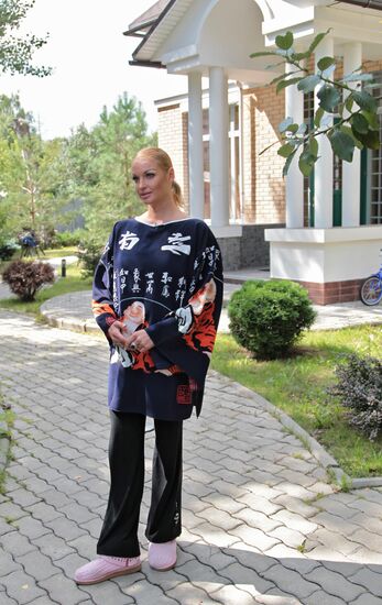 Балерина Анастасия Волочкова в своем доме
