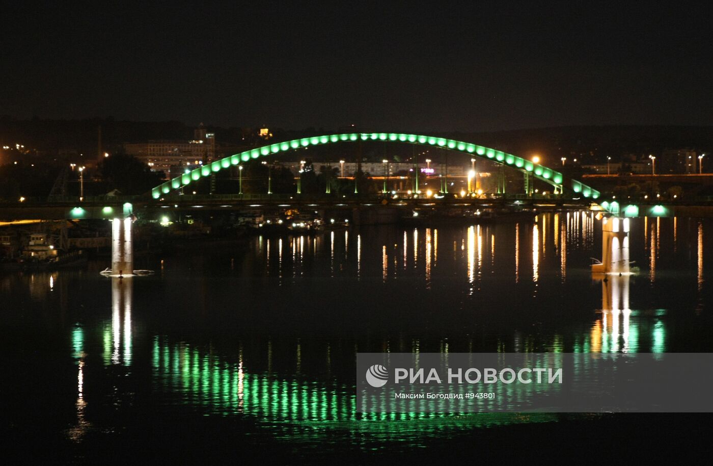 Ночная подсветка моста через реку Саву в Белграде