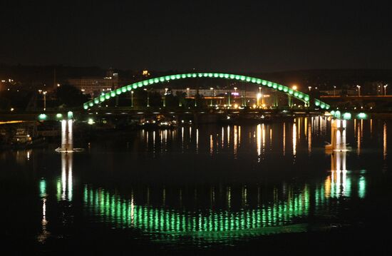 Ночная подсветка моста через реку Саву в Белграде
