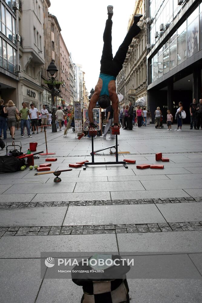 Уличный цирковой артист