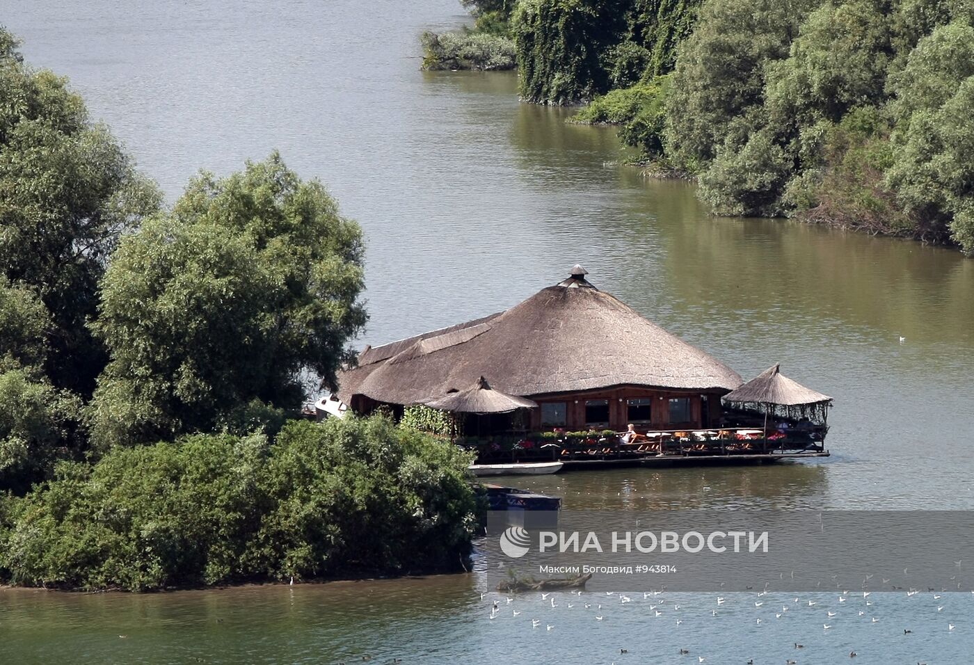 Плавучий ресторан на месте впадения реки Савы в Дунай в Белграде