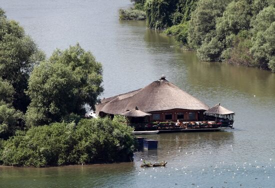 Плавучий ресторан на месте впадения реки Савы в Дунай в Белграде