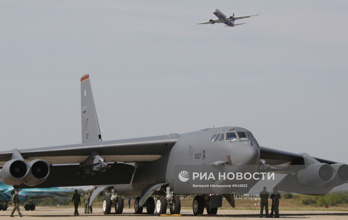 Прилет бомбардировщика Б-52 на авиасалон "МАКС-2011"