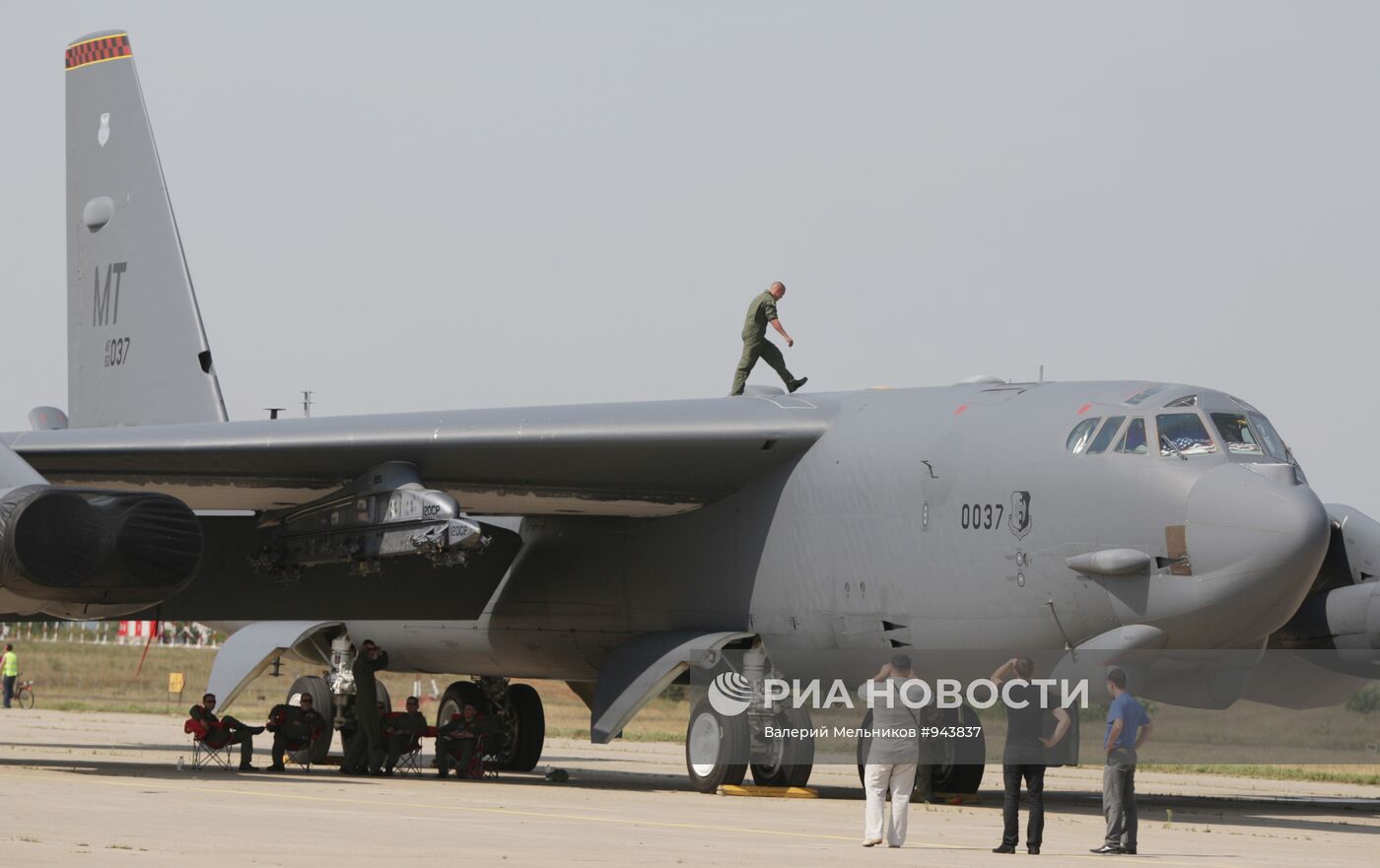 Прилет бомбардировщика Б-52 на авиасалон "МАКС-2011"