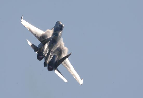 Тренировочные полеты авиационной техники перед "МАКС-2011"