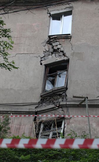 Аварийный жилой дом разрушается