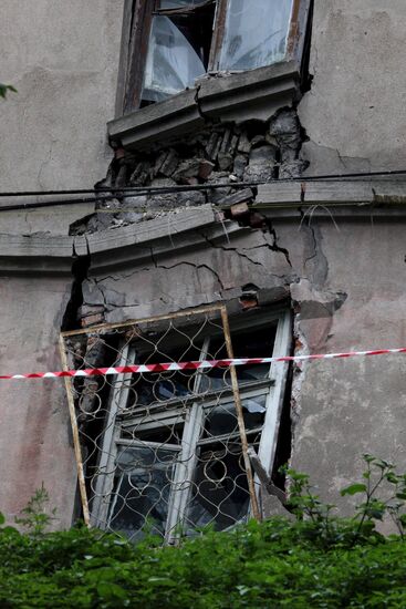 Аварийный жилой дом разрушается