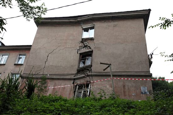 Аварийный жилой дом разрушается