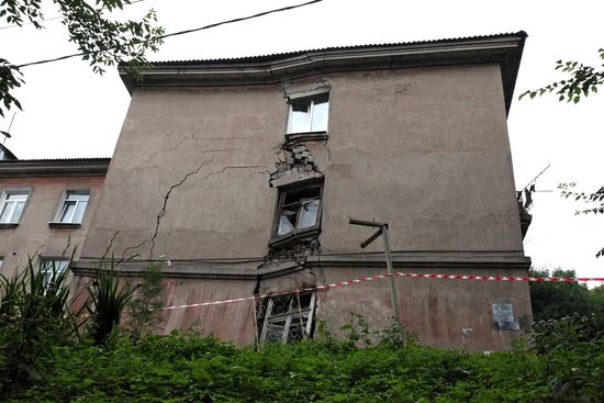 Аварийный жилой дом разрушается
