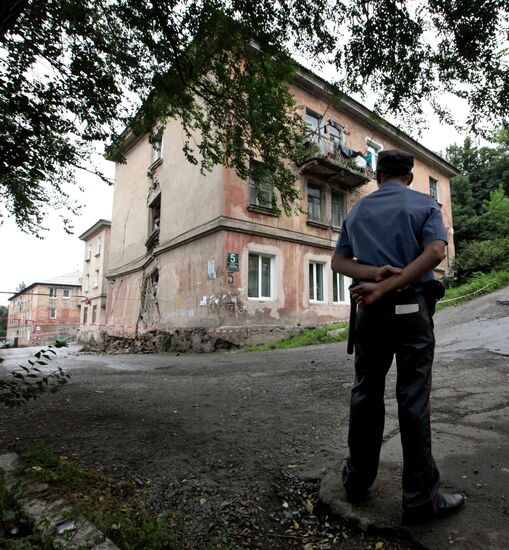 Аварийный жилой дом разрушается