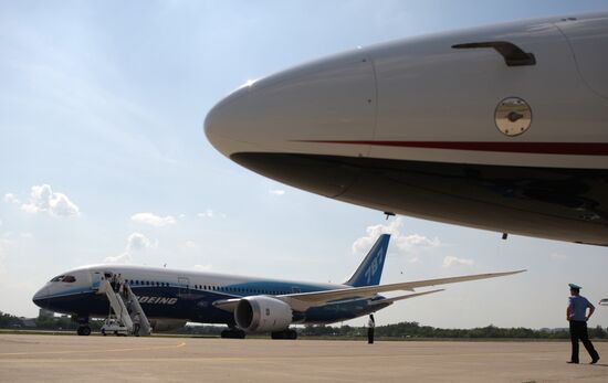Прилет самолета Boeing-787 на авиасалон "МАКС-2011"