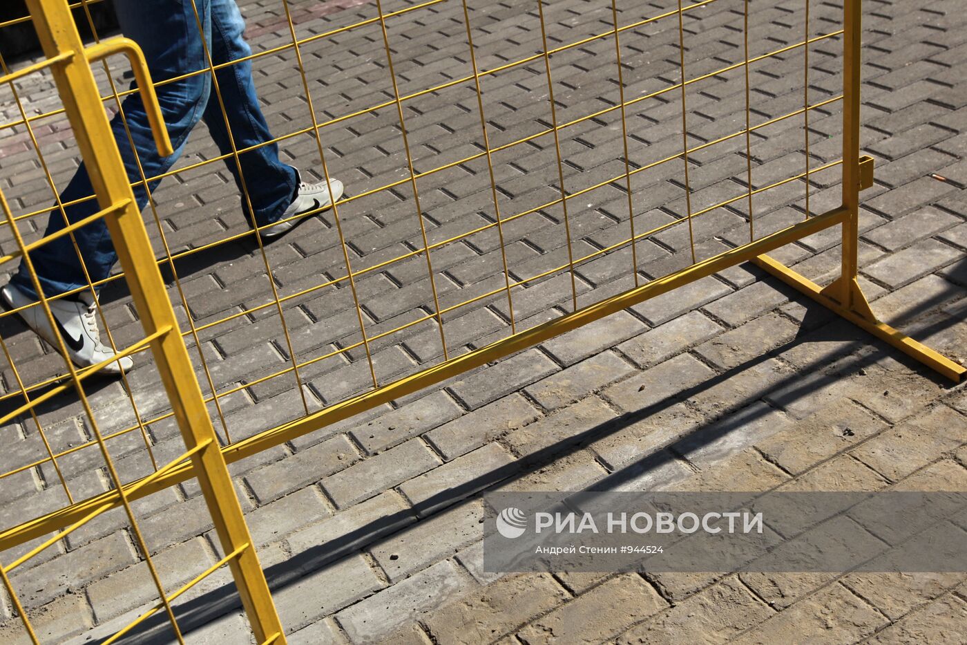Тротуарная плитка, нарисованная на бетоне в Москве