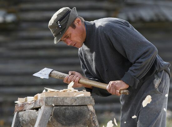 Реставрация ансамбля деревянных церквей в селе Лядины