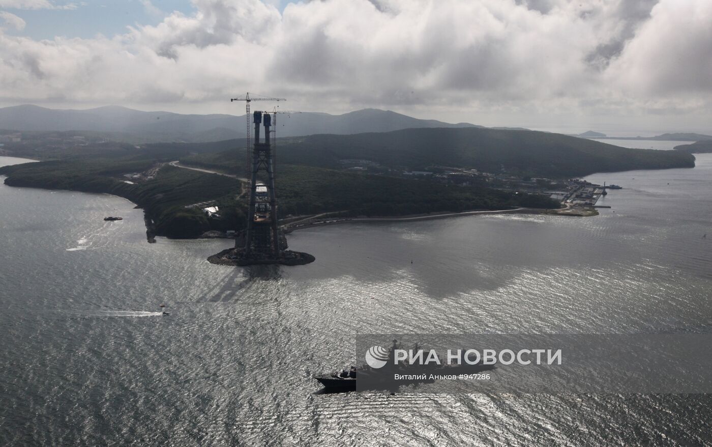 Строительство моста на остров Русский
