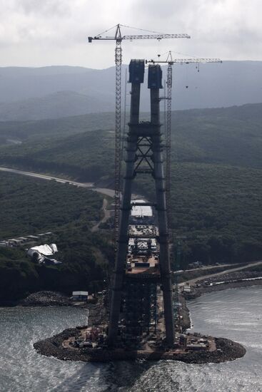 Строительство моста на остров Русский