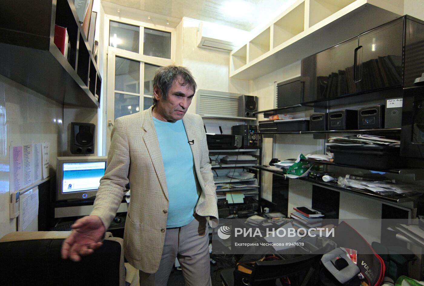 Бари Алибасов в своей квартире