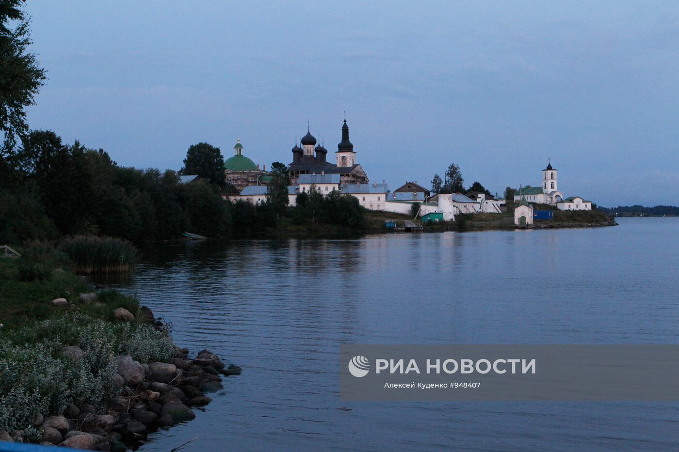 Монастырь на берегу реки