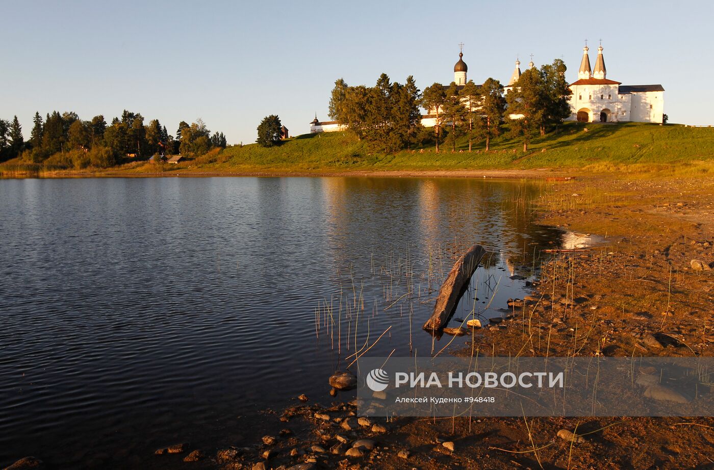 Вид на Ферапонтов монастырь со стороны Бородаевского озера