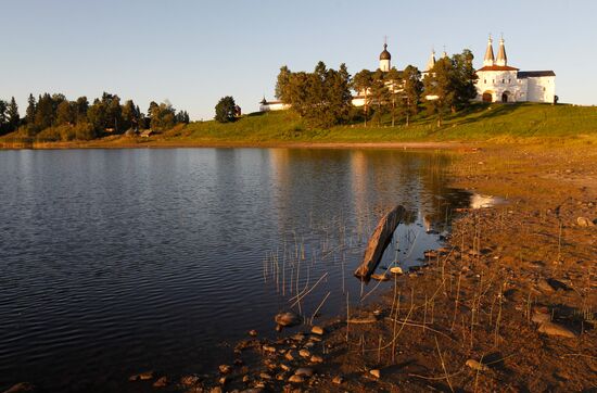 Вид на Ферапонтов монастырь со стороны Бородаевского озера