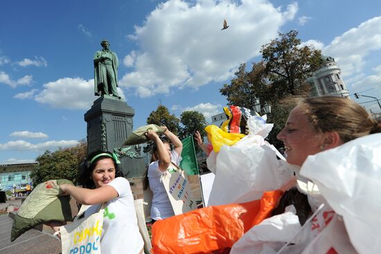 Акция "зеленых" против использования пластиковых пакетов